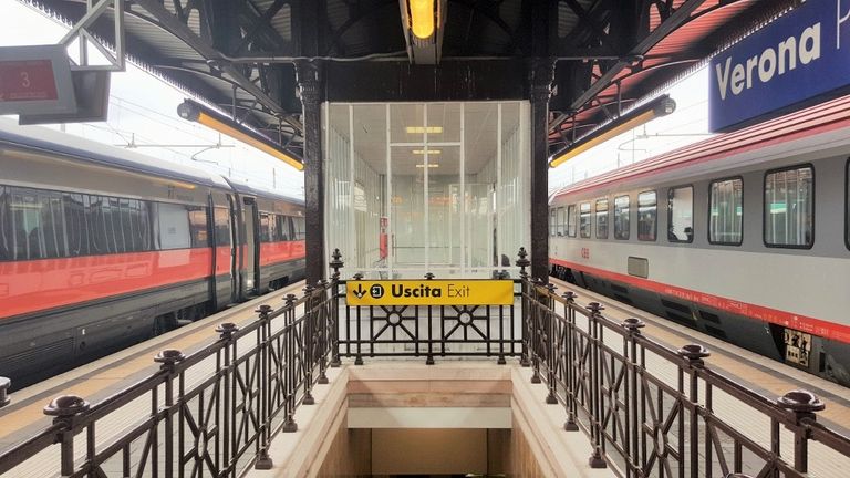 Connect between Italian and Austrian trains in Verona