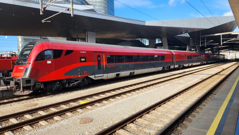 A Railjet train arrives in Wien Hbf