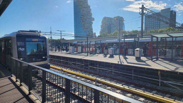 Metro line M52 links Amsterdam Zuid station to the city centre in under 10 mins