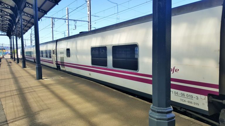 The overnight trains between Lisbon and Madrid used to split so that another part of the train could travel to Hendaye, to connect with trains to and from Paris.